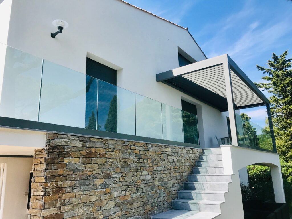 Garde corps gris anthracite en protection de terrasse et d'une perogla Bio climatique